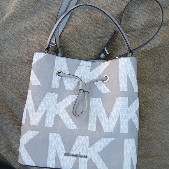 Michael Kors L Graphic Logo Backpack MK White Grey Nwot - Picture 1 of 4